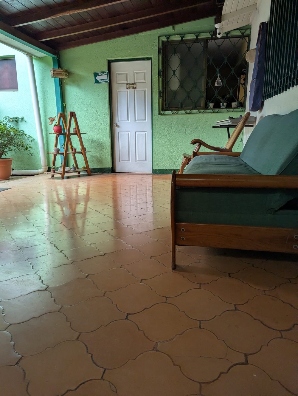 Corredor del Hostal Della Nonna, con un sofá de madera