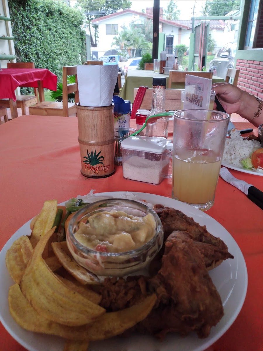 Almuerzo servido en El Maguey, pollo frito con tajadas y ensalada