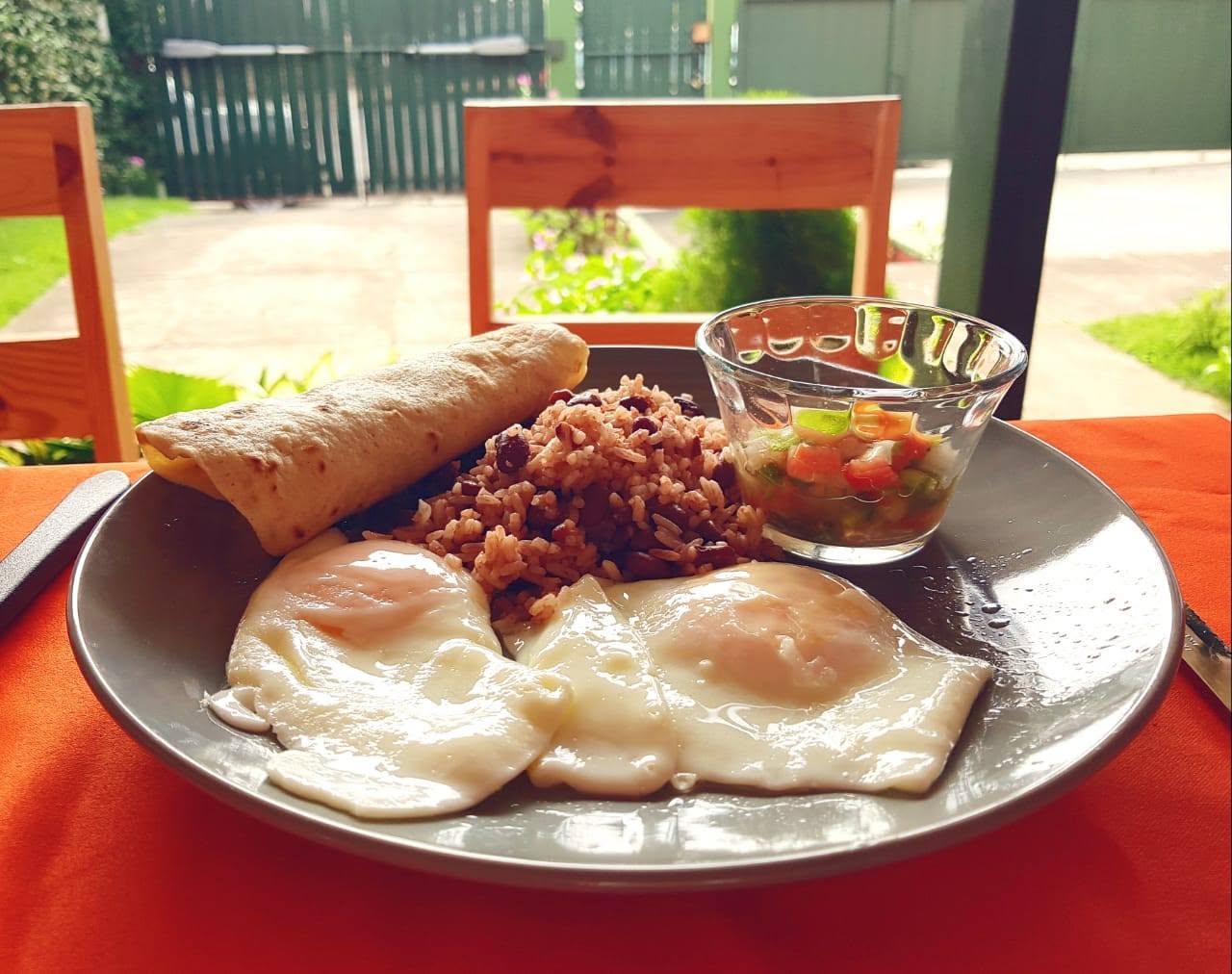 Desayuno nicaragüenses servido en El Maguey, con gallo pinto, huevos y pico de gallo