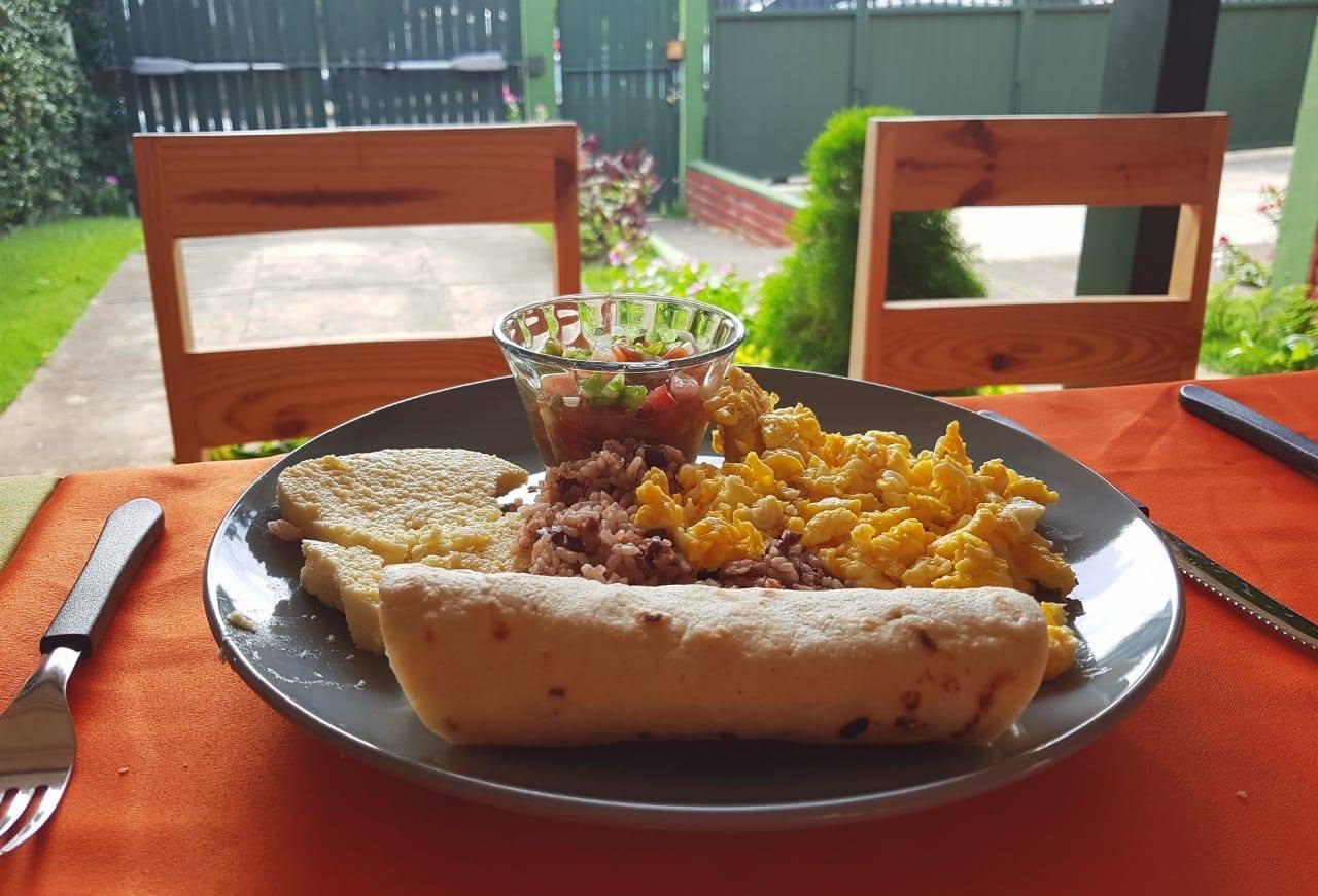 Desayuno nicaragüenses servido en El Maguey, con gallo pinto, huevos, tortill y pico de gallo