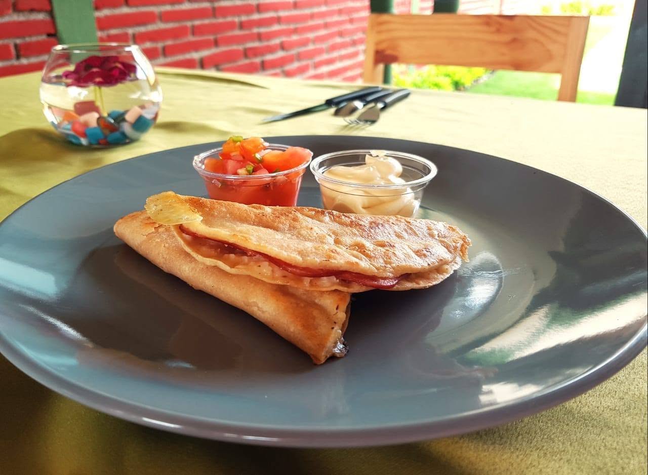 Desayuno nicaragüenses servido en El Maguey, tostadas y pico de gallo