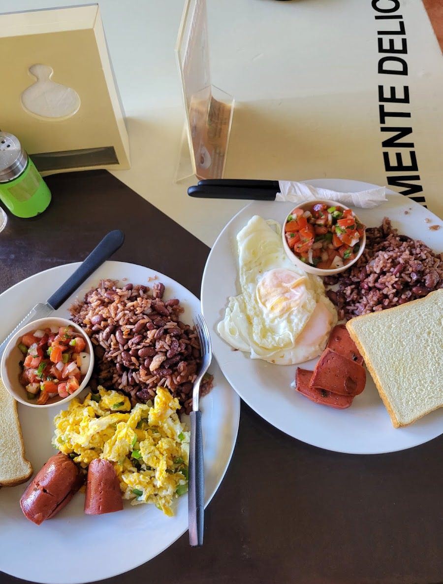 Dos desayunos nicaragüenses servidos en El Maguey, con gallo pinto, huevos y pico de gallo