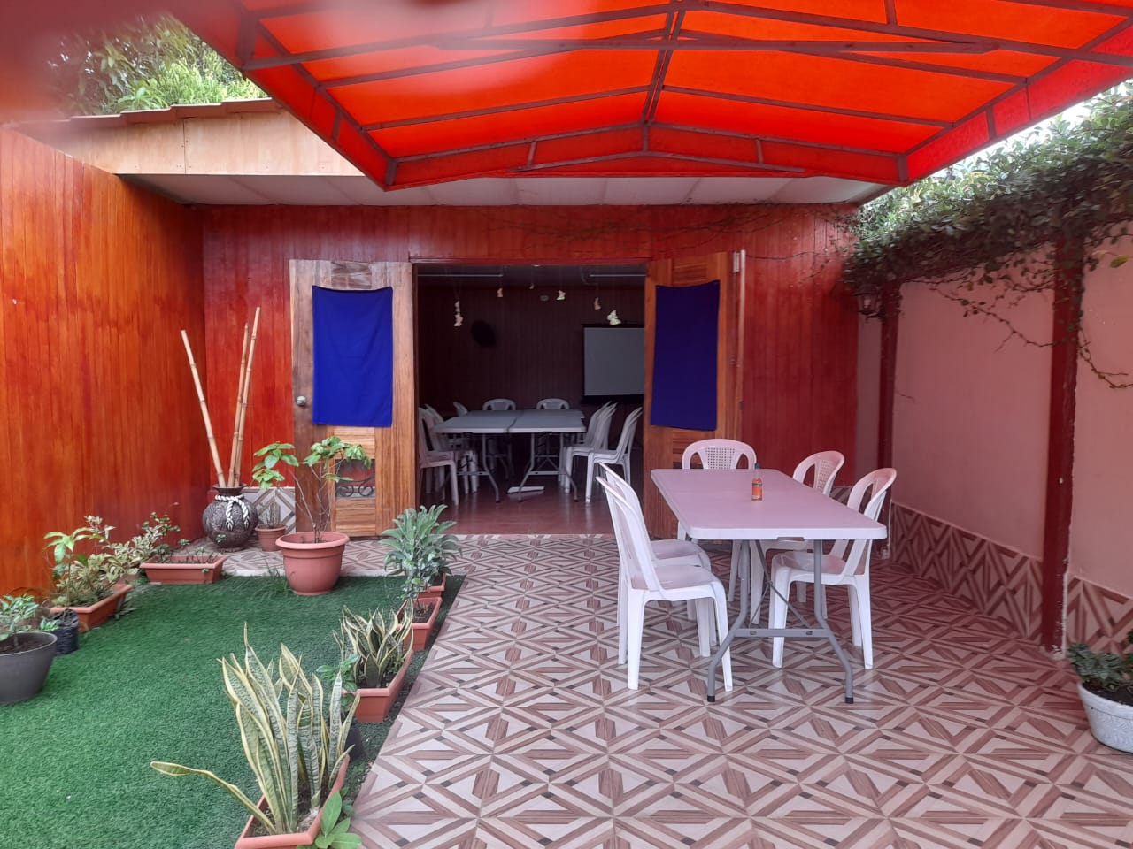 Un salón para eventos y reuniones de trabajo