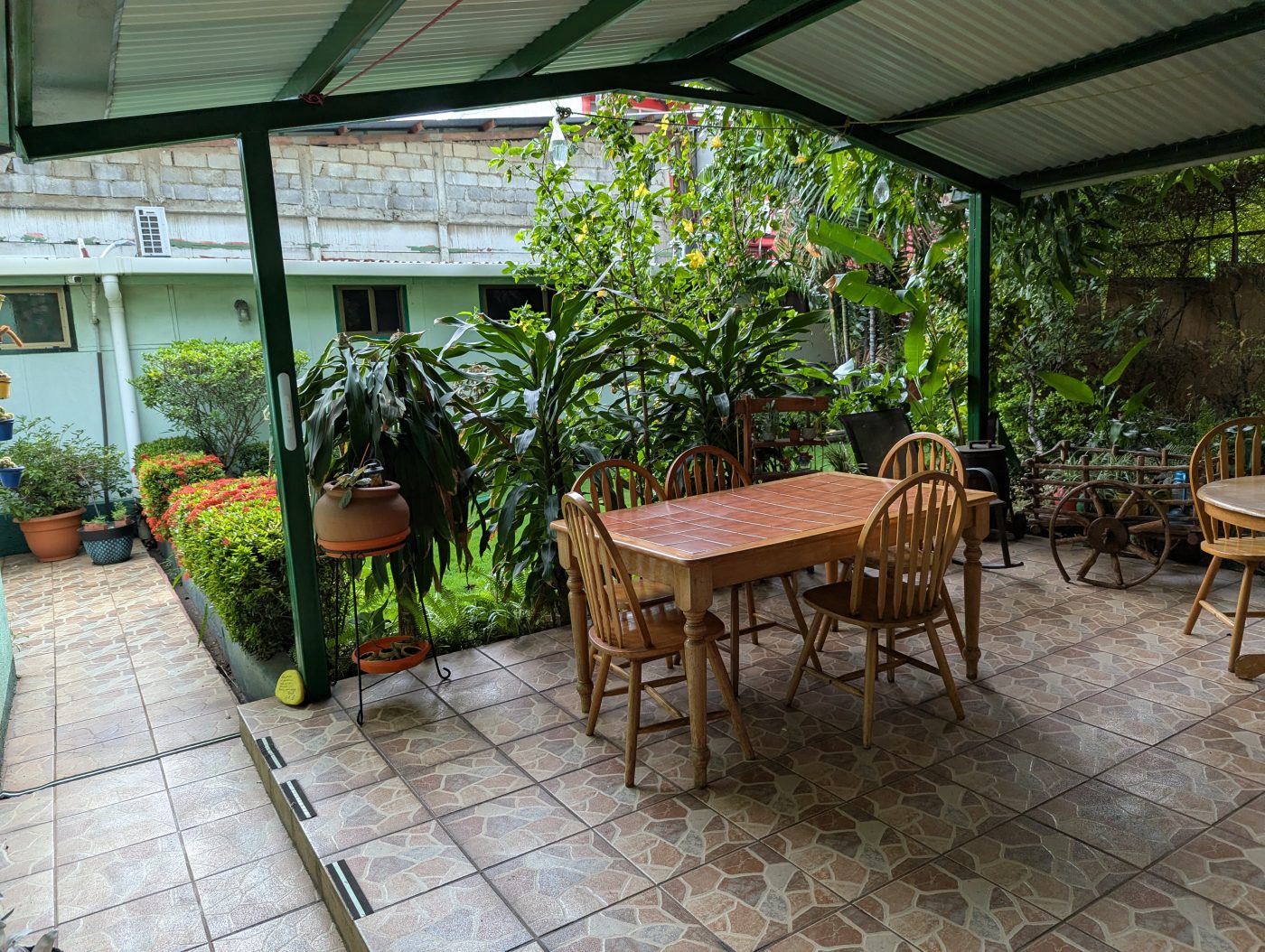 Terraza del Hostal Della Nonna rodeada de plantas tropicales