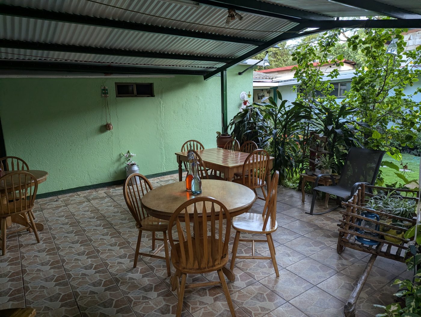 Mesas redondas en la terraza del Hostal Della Nonna